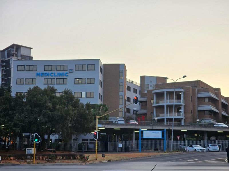 Gorgeous furnished apartment in sought-after complex in Morningside R40,000 p/m - Photo 3