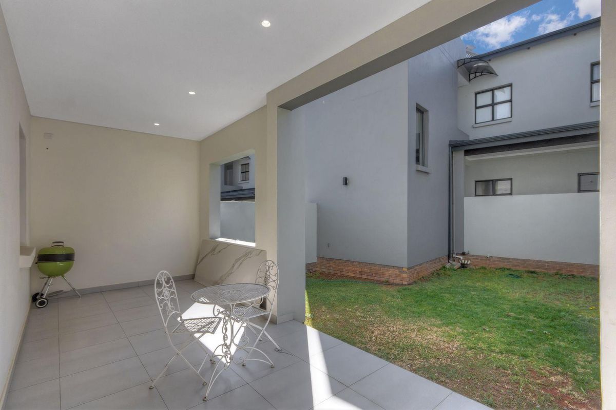Beyond Senstional 2 bed 2 bath Morningside a best secret - Photo 4