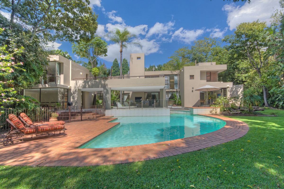 Grand Family 5 Bedroom Residence with Tennis Court, Pool & Guest Suite - Photo 2