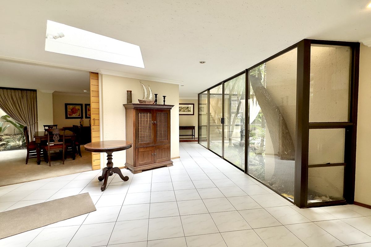 Grand Family 5 Bedroom Residence with Tennis Court, Pool & Guest Suite - Photo 4