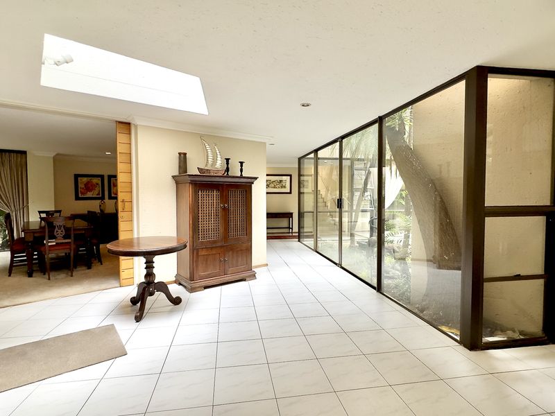 Grand Family 5 Bedroom Residence with Tennis Court, Pool & Guest Suite - Photo 4