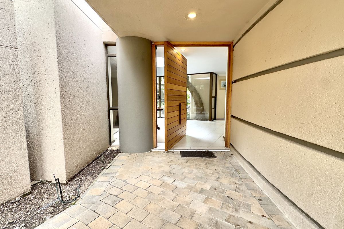 Grand Family 5 Bedroom Residence with Tennis Court, Pool & Guest Suite - Photo 3