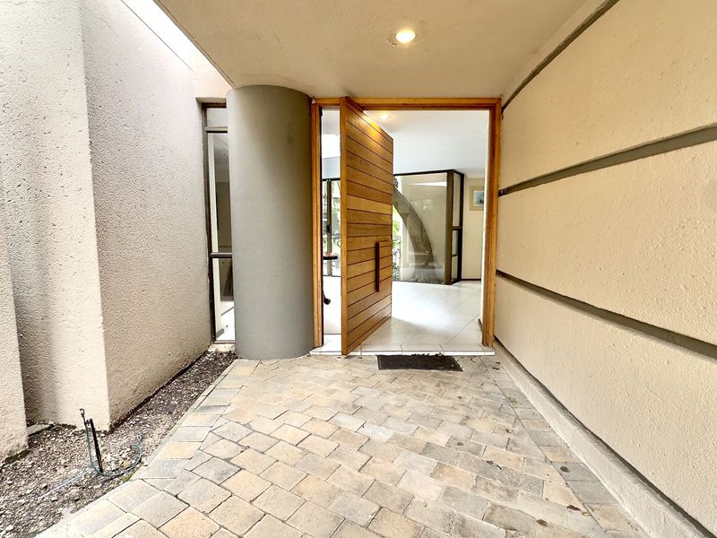 Grand Family 5 Bedroom Residence with Tennis Court, Pool & Guest Suite - Photo 3