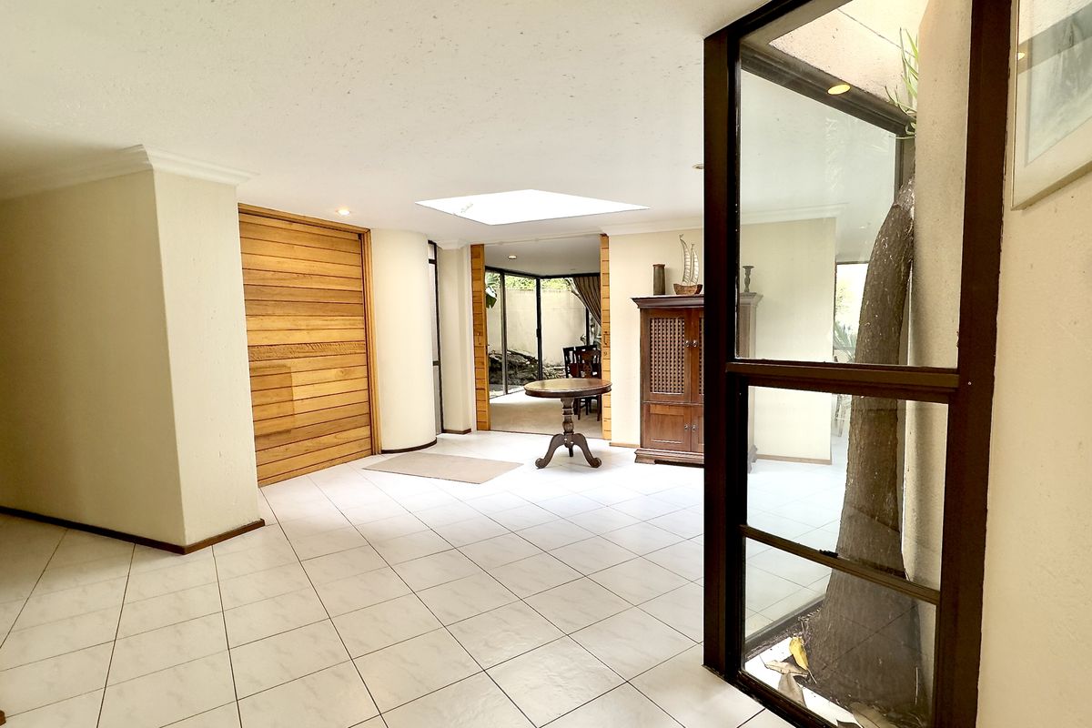 Grand Family 5 Bedroom Residence with Tennis Court, Pool & Guest Suite - Photo 5