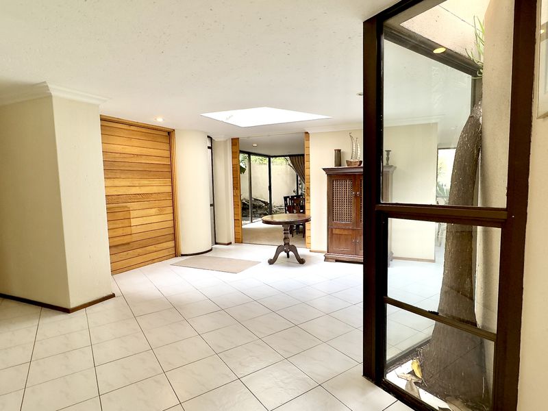 Grand Family 5 Bedroom Residence with Tennis Court, Pool & Guest Suite - Photo 5