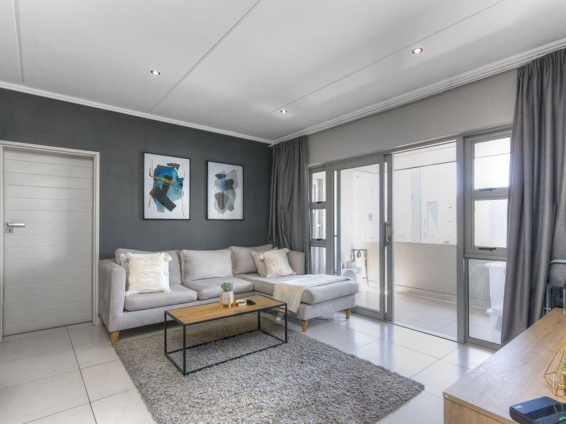 Modern 2 Bed, 2 Bath Apartment, Stylish Features, Pool Access, & Balcony Views - Tenanted 10/2026 - Photo 10