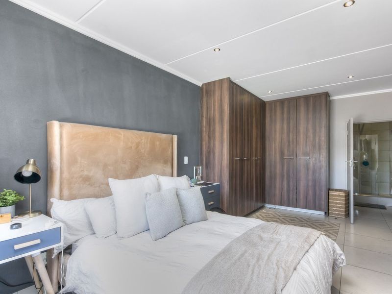 Modern 2 Bed, 2 Bath Apartment, Stylish Features, Pool Access, & Balcony Views - Tenanted 10/2026 - Photo 9