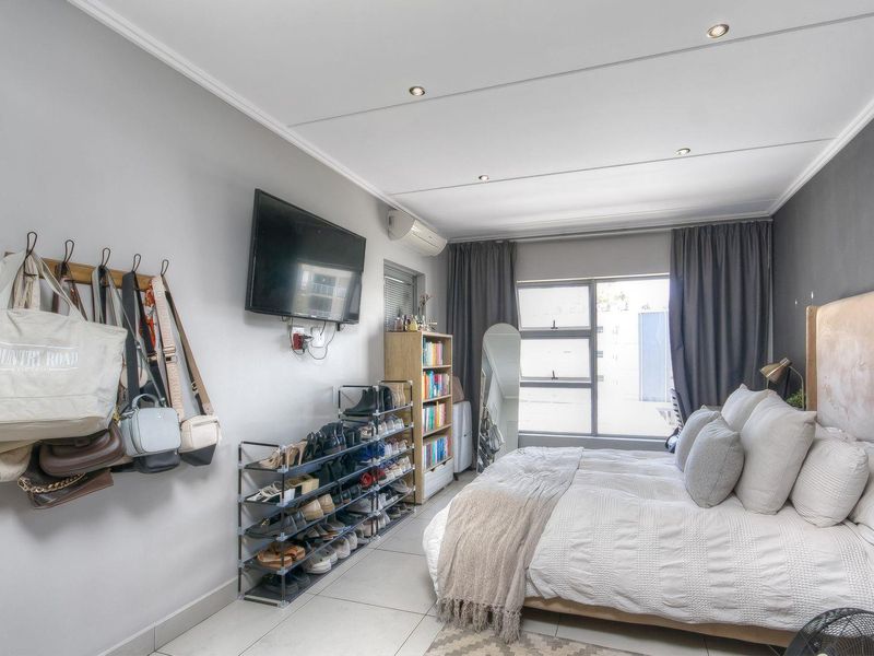 Modern 2 Bed, 2 Bath Apartment, Stylish Features, Pool Access, & Balcony Views - Tenanted 10/2026 - Photo 8