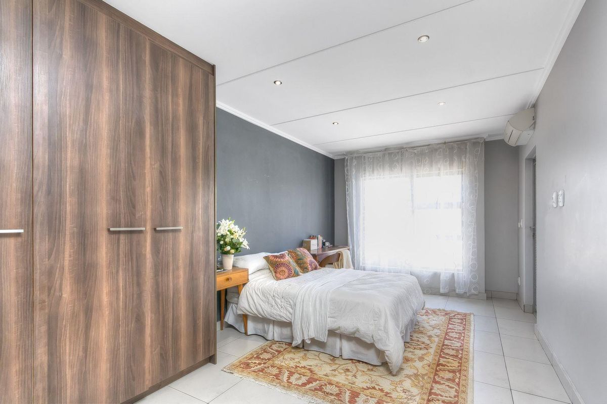 Modern 2 Bed, 2 Bath Apartment, Stylish Features, Pool Access, & Balcony Views - Tenanted 10/2026 - Photo 5