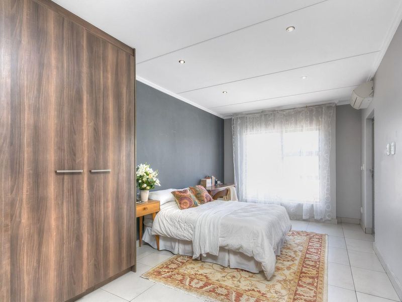 Modern 2 Bed, 2 Bath Apartment, Stylish Features, Pool Access, & Balcony Views - Tenanted 10/2026 - Photo 5