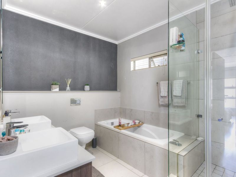 Modern 2 Bed, 2 Bath Apartment, Stylish Features, Pool Access, & Balcony Views - Tenanted 10/2026 - Photo 7