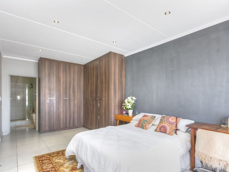 Modern 2 Bed, 2 Bath Apartment, Stylish Features, Pool Access, & Balcony Views - Tenanted 10/2026 - Photo 6