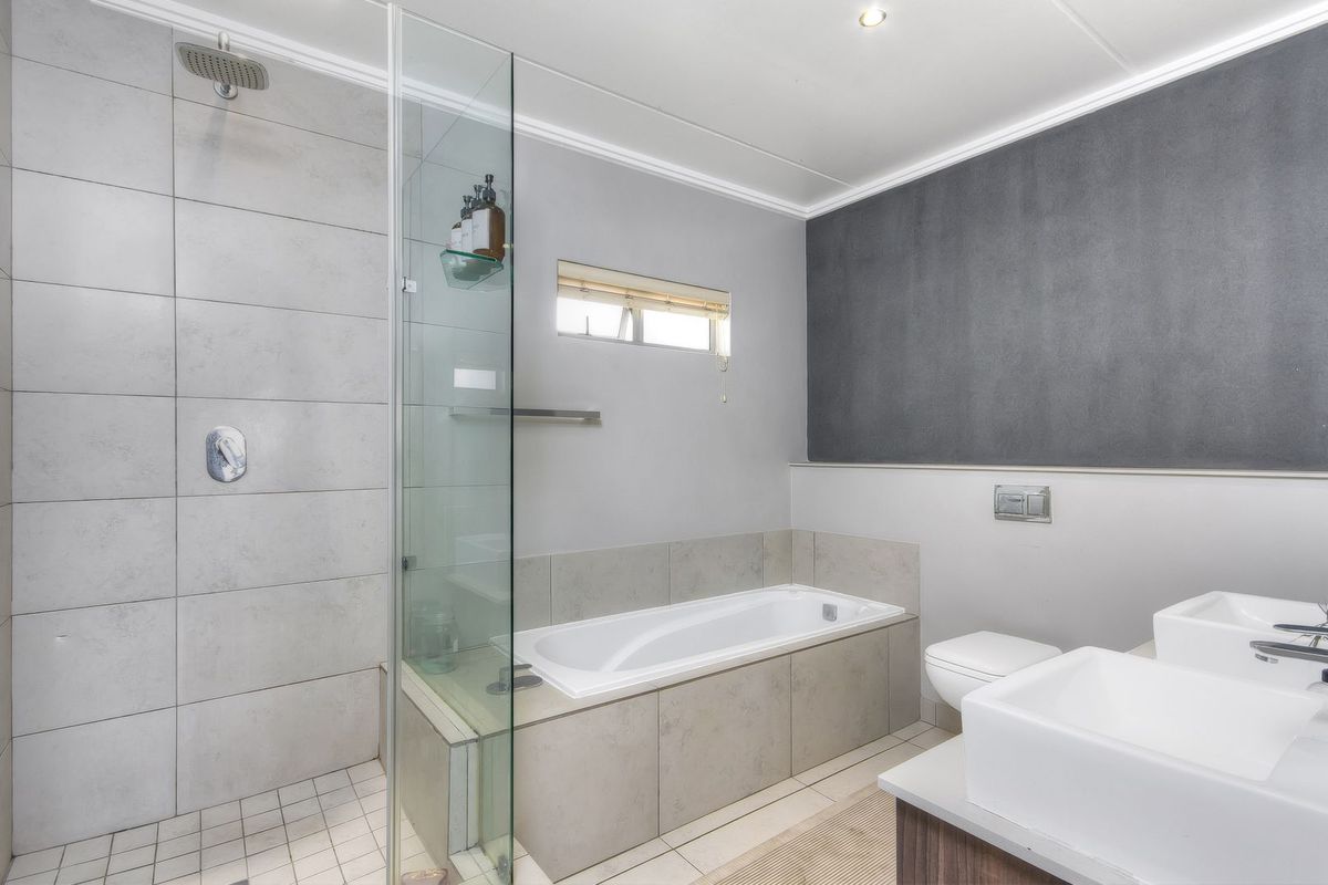 Modern 2 Bed, 2 Bath Apartment, Stylish Features, Pool Access, & Balcony Views - Tenanted 10/2026 - Photo 4