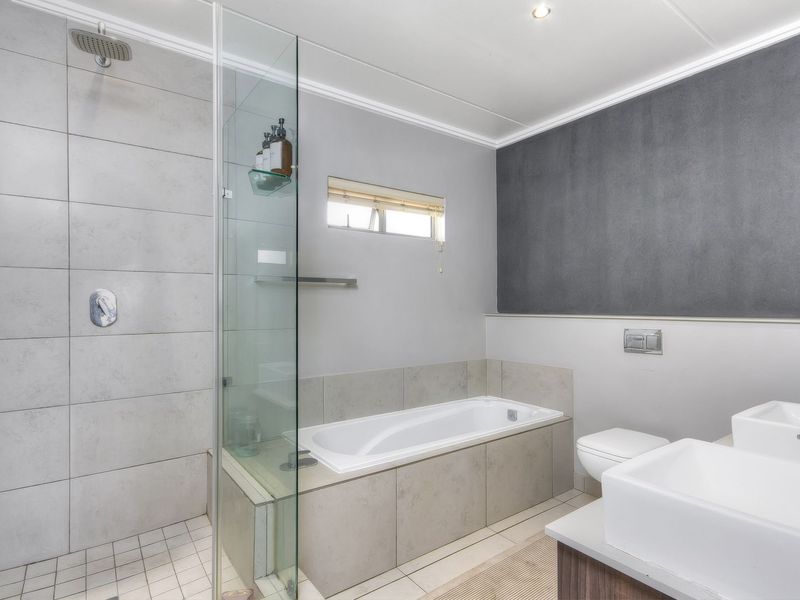 Modern 2 Bed, 2 Bath Apartment, Stylish Features, Pool Access, & Balcony Views - Tenanted 10/2026 - Photo 4