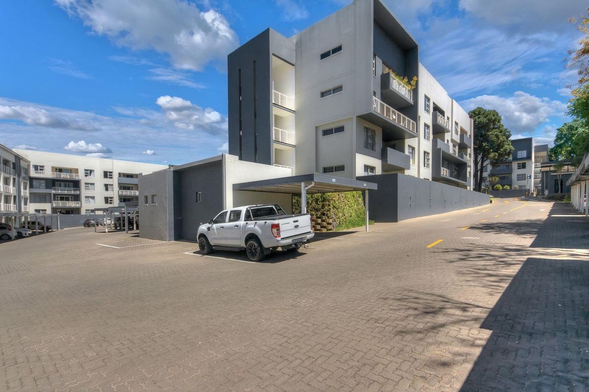 Modern 2 Bed, 2 Bath Apartment, Stylish Features, Pool Access, & Balcony Views - Tenanted 10/2026 - Photo 2