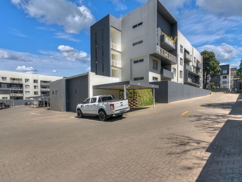Modern 2 Bed, 2 Bath Apartment, Stylish Features, Pool Access, & Balcony Views - Tenanted 10/2026 - Photo 2