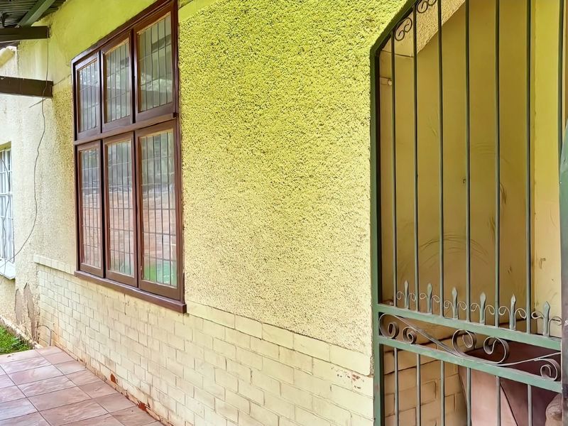 Massive family home in Brakpan - Photo 2