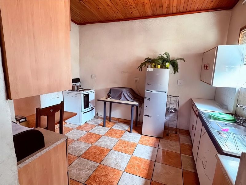 Massive family home in Brakpan - Photo 9