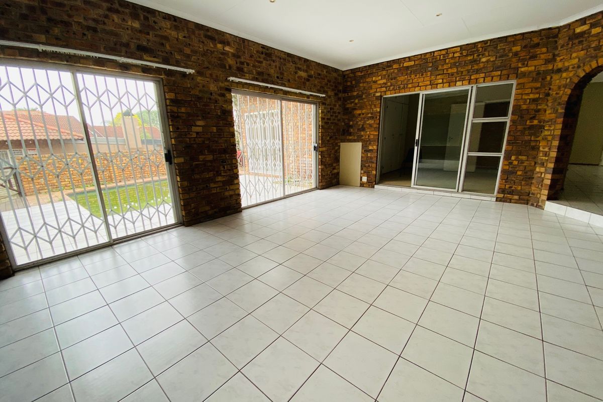 Freestanding Family House to Let in West Acres - Photo 3