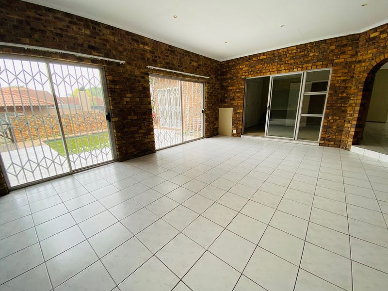 Freestanding Family House to Let in West Acres - Photo 3