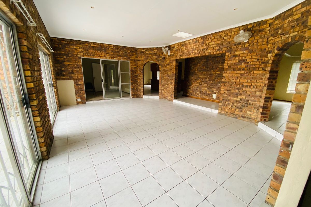 Freestanding Family House to Let in West Acres - Photo 4