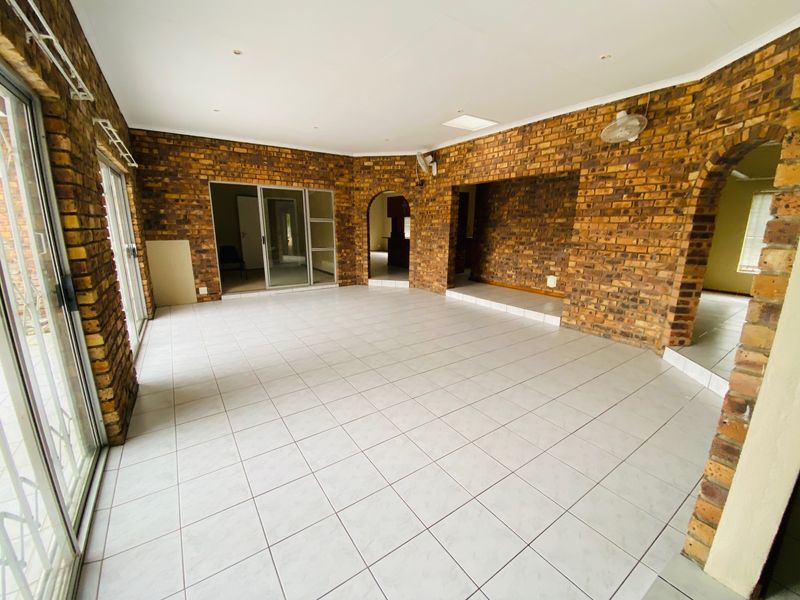 Freestanding Family House to Let in West Acres - Photo 4