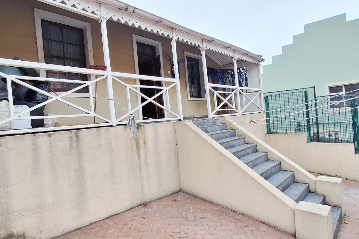 CENTRAL 11 BED 5 BATH HOUSE WITH PARKING FOR SALE - Photo 3