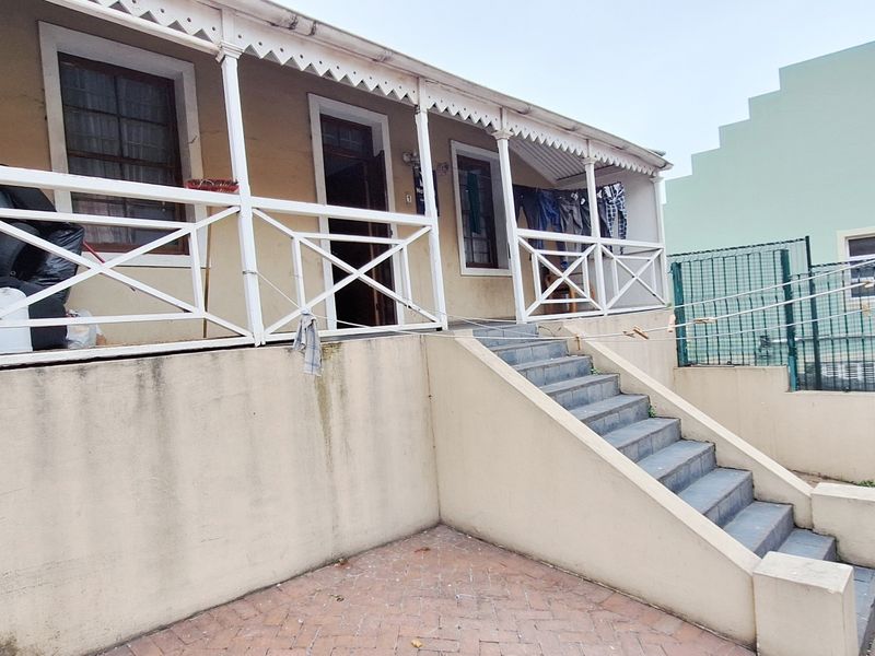 CENTRAL 11 BED 5 BATH HOUSE WITH PARKING FOR SALE - Photo 3