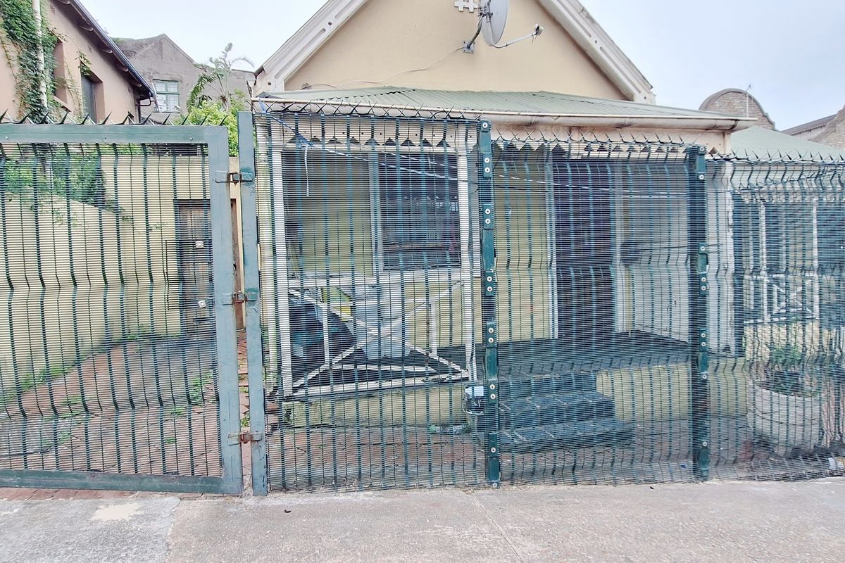 CENTRAL 11 BED 5 BATH HOUSE WITH PARKING FOR SALE - Photo 2
