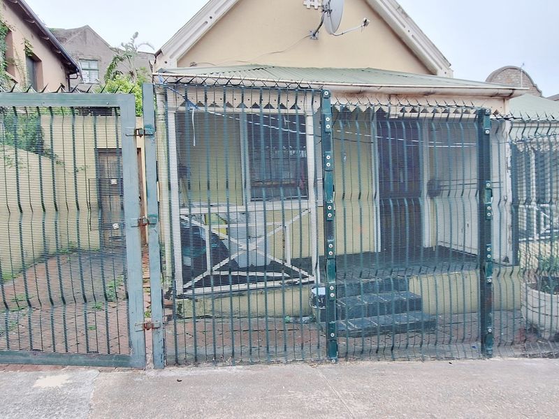 CENTRAL 11 BED 5 BATH HOUSE WITH PARKING FOR SALE - Photo 2