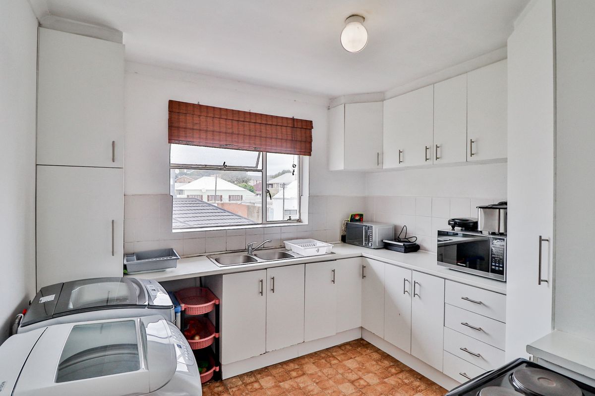 RICHMOND HILL 2 BED 1 BATH APARTMENT WITH PARKING BAY FOR RENT - Photo 3