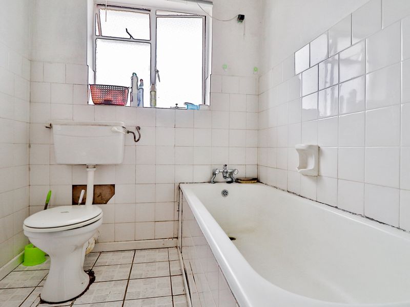 RICHMOND HILL 2 BED 1 BATH APARTMENT WITH PARKING BAY FOR RENT - Photo 7