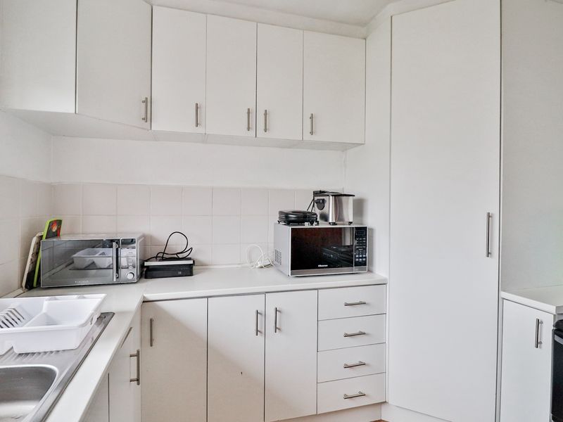 RICHMOND HILL 2 BED 1 BATH APARTMENT WITH PARKING BAY FOR RENT - Photo 2