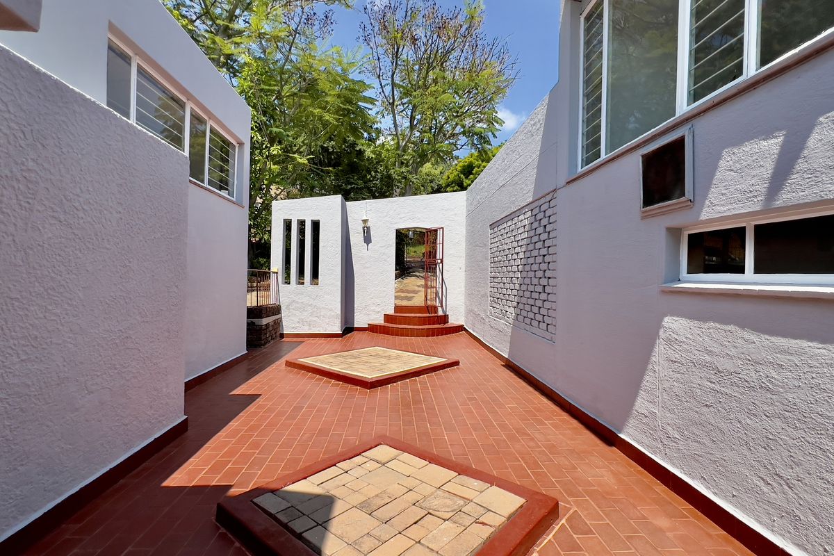 Large 3 Bedroom Home with Flatlet in a Beautiful Indigenous Garden with Sparkling Swimming Pool - Photo 4