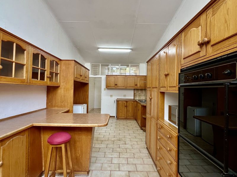 Large 3 Bedroom Home with Flatlet in a Beautiful Indigenous Garden with Sparkling Swimming Pool - Photo 9