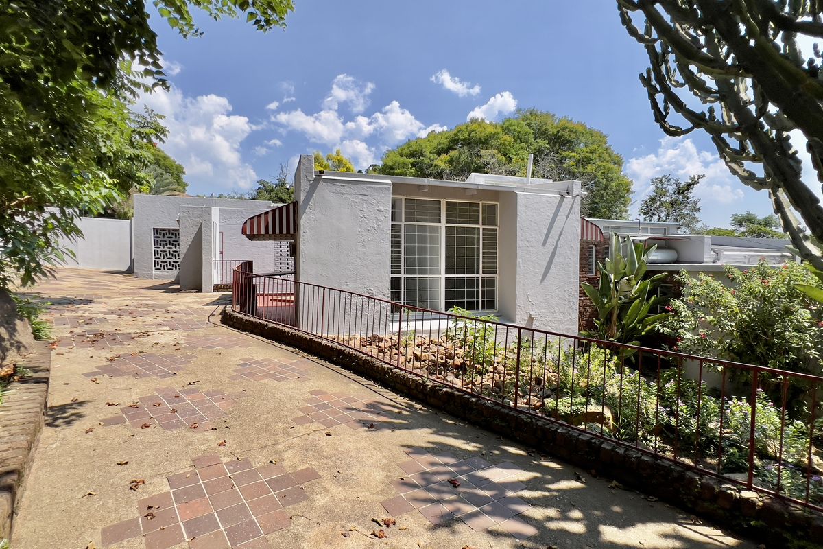 Large 3 Bedroom Home with Flatlet in a Beautiful Indigenous Garden with Sparkling Swimming Pool - Photo 2