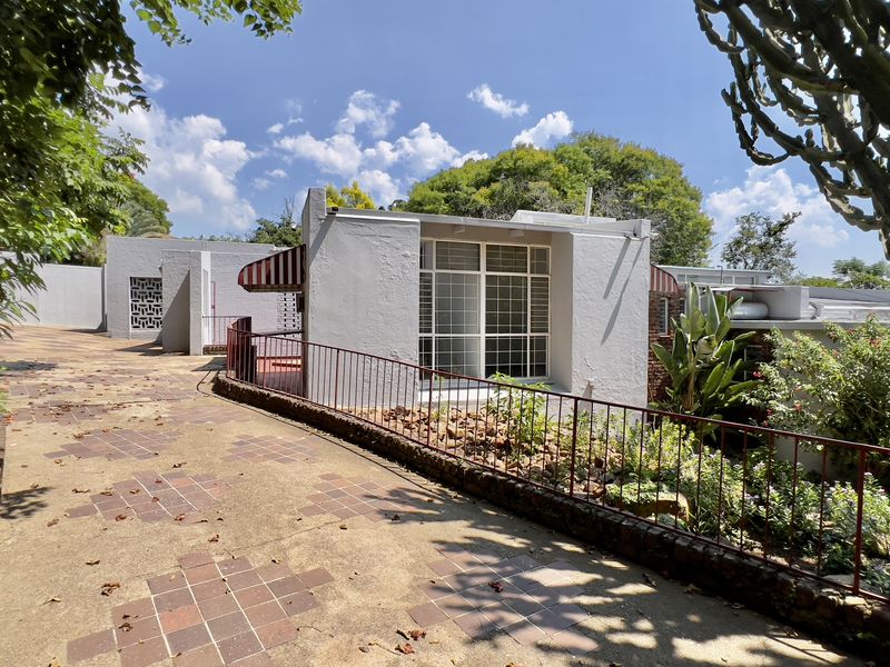 Large 3 Bedroom Home with Flatlet in a Beautiful Indigenous Garden with Sparkling Swimming Pool - Photo 2