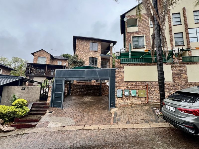 Free Standing Face Brick, Three-Storey 5 Bedroom all on Suite Free Standing Home - Photo 1