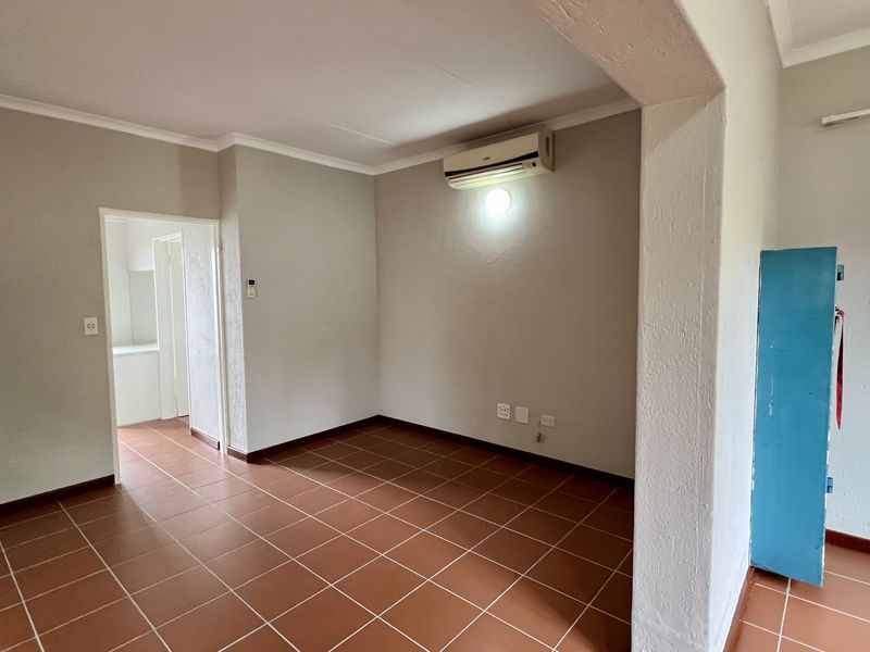 Free Standing Face Brick, Three-Storey 5 Bedroom all on Suite Free Standing Home - Photo 10