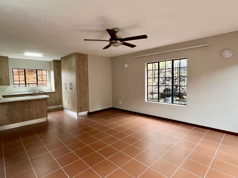 Free Standing Face Brick, Three-Storey 5 Bedroom all on Suite Free Standing Home - Photo 9