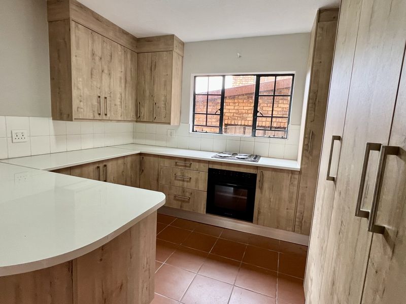 Free Standing Face Brick, Three-Storey 5 Bedroom all on Suite Free Standing Home - Photo 8