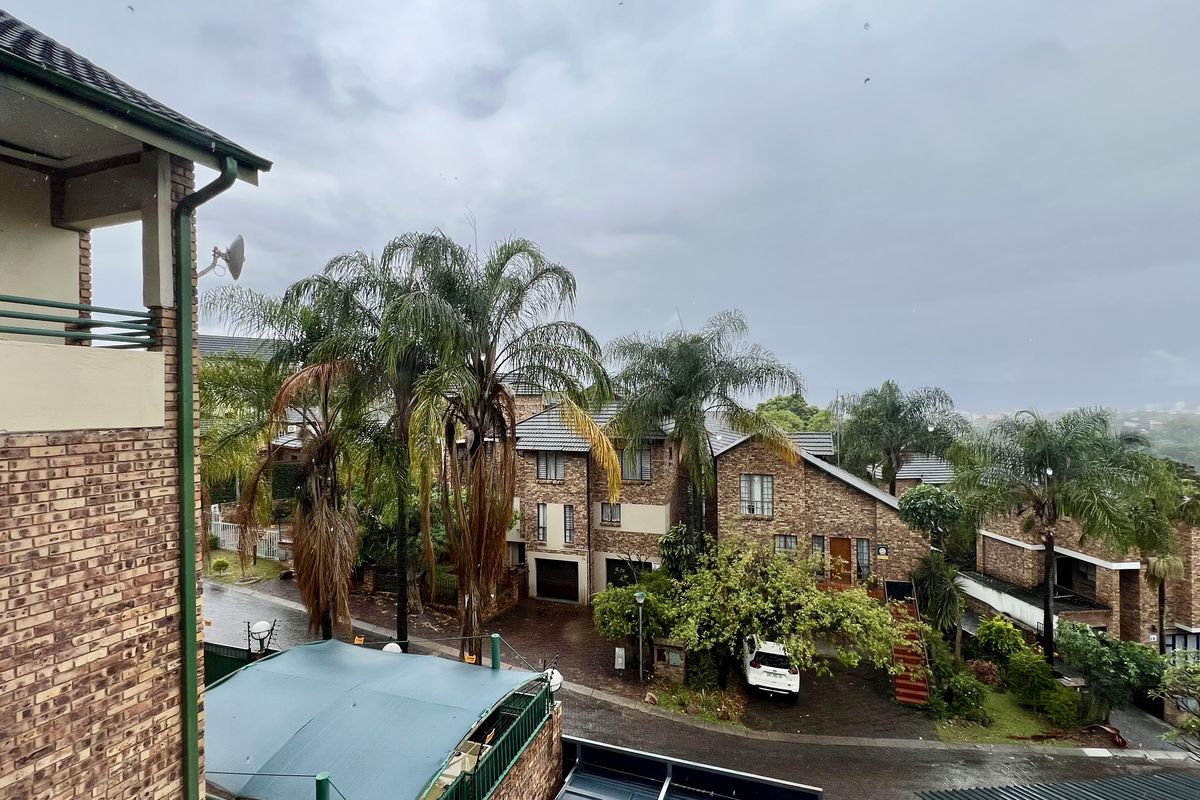 Free Standing Face Brick, Three-Storey 5 Bedroom all on Suite Free Standing Home - Photo 2