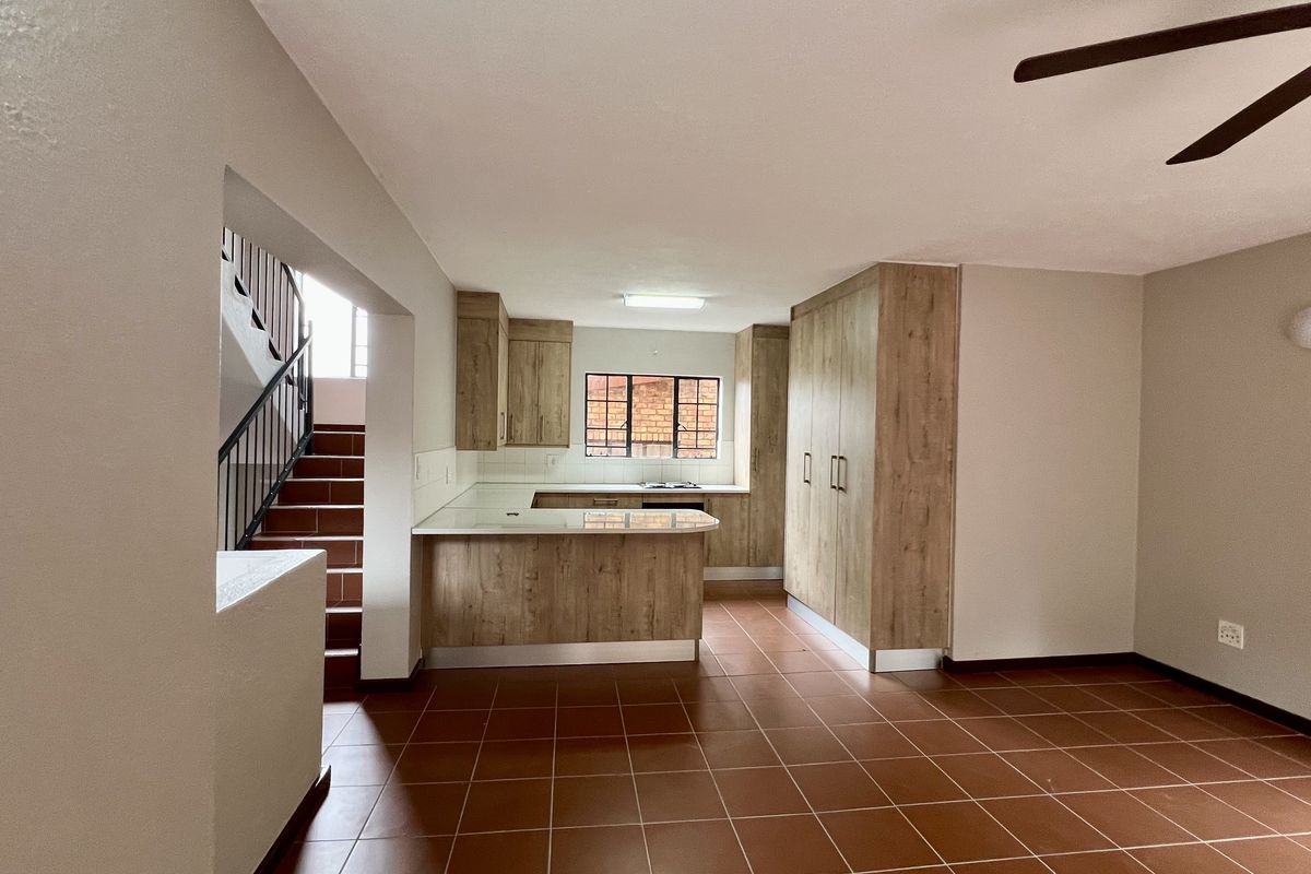 Free Standing Face Brick, Three-Storey 5 Bedroom all on Suite Free Standing Home - Photo 3