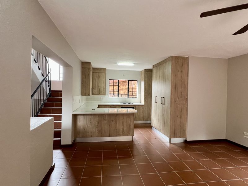 Free Standing Face Brick, Three-Storey 5 Bedroom all on Suite Free Standing Home - Photo 3