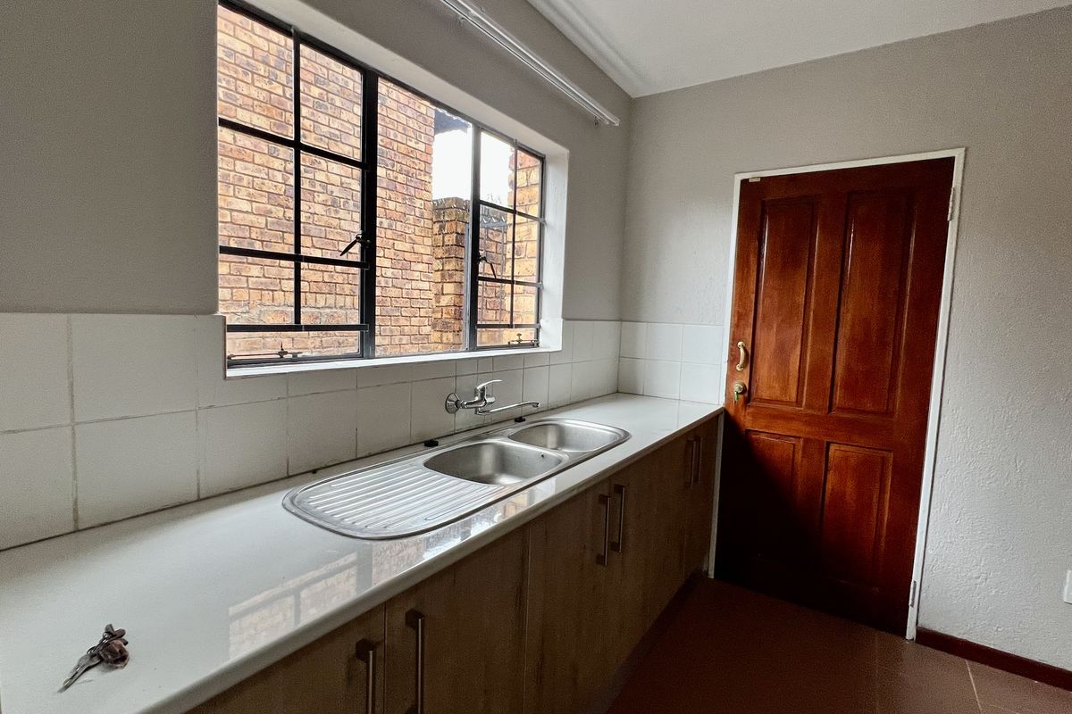 Free Standing Face Brick, Three-Storey 5 Bedroom all on Suite Free Standing Home - Photo 5