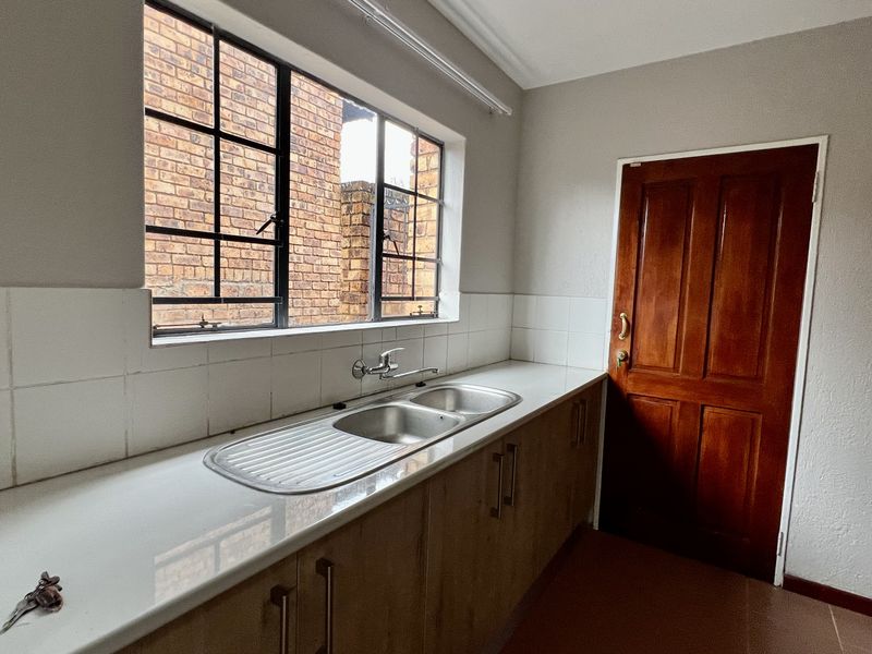 Free Standing Face Brick, Three-Storey 5 Bedroom all on Suite Free Standing Home - Photo 5