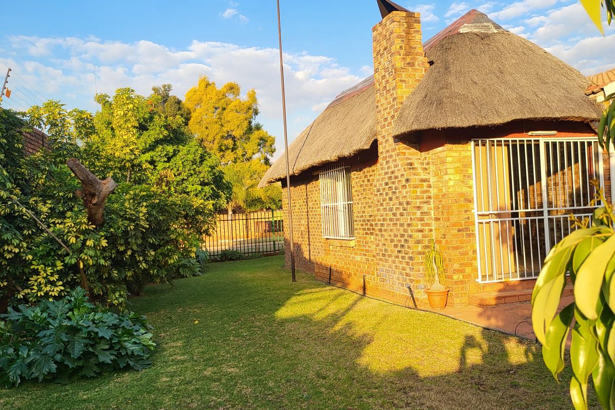 Neat as a Pin | 3-Bedroom Home with Flatlet in For Sale In Mooinooi. - Photo 4