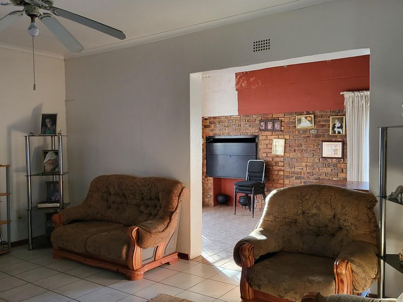 Neat as a Pin | 3-Bedroom Home with Flatlet in For Sale In Mooinooi. - Photo 8