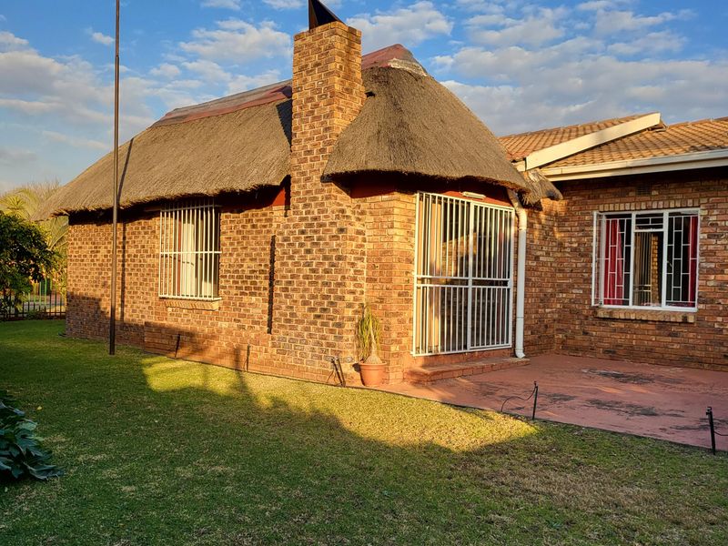 Neat as a Pin | 3-Bedroom Home with Flatlet in For Sale In Mooinooi. - Photo 6