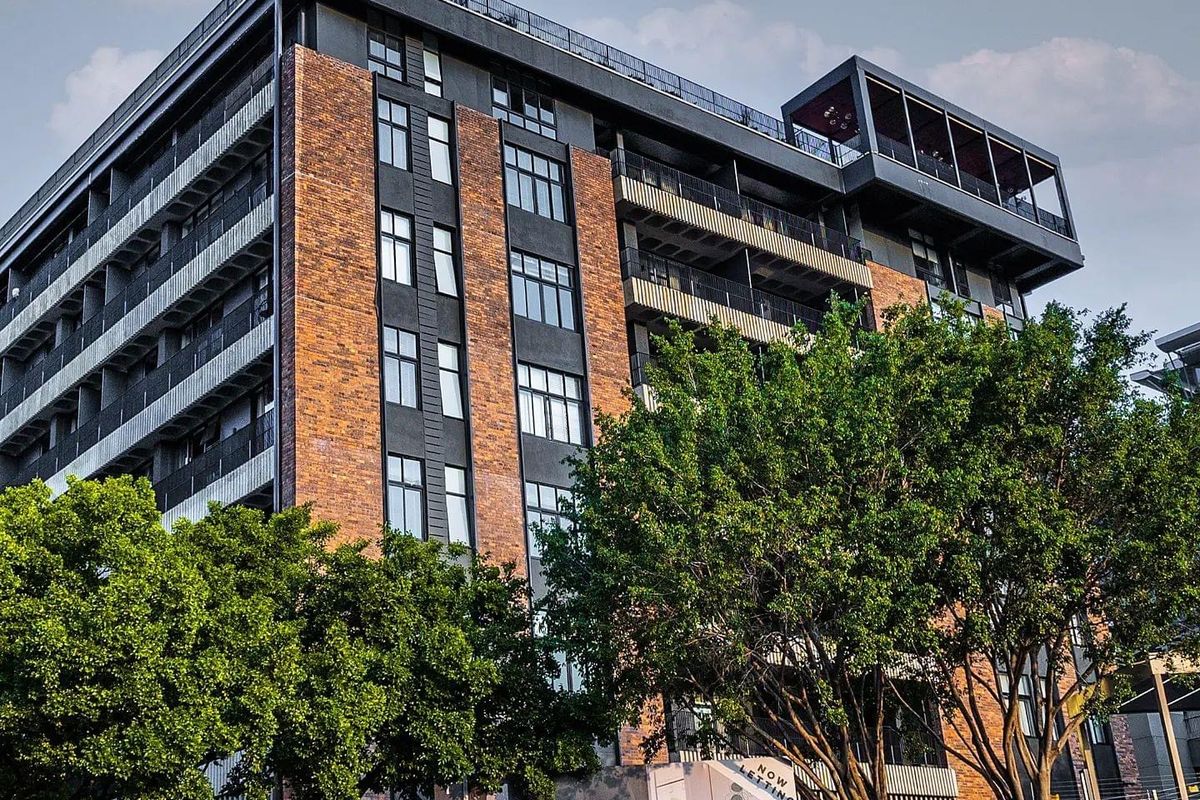 Welcome to The Lineal, where luxury living reaches new heights. - Photo 2